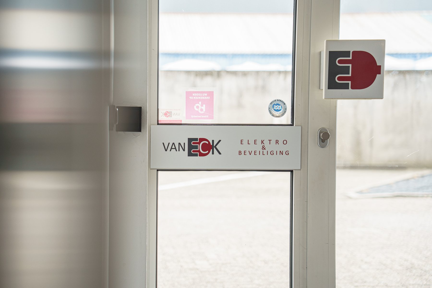 De entree van Van Eck Elektro en Beveiliging aan de Industrieweg in Waardenburg