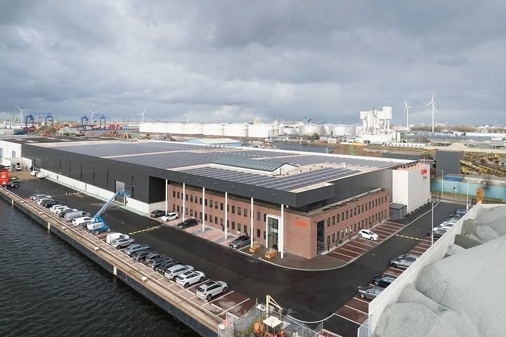 Nieuwe bedrijfshal van Cofra in Amsterdam