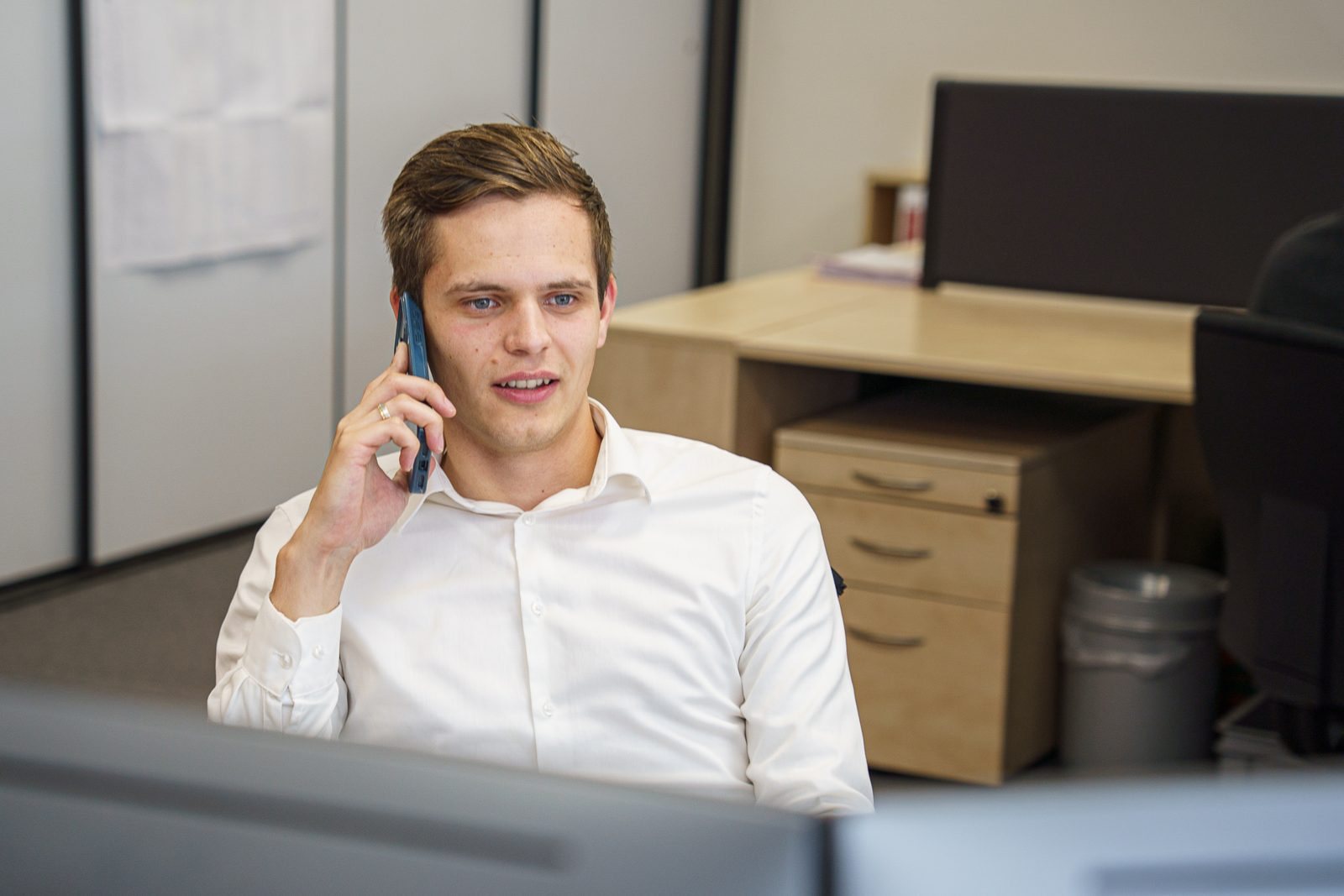 Projectleider Aart aan de telefoon op kantoor